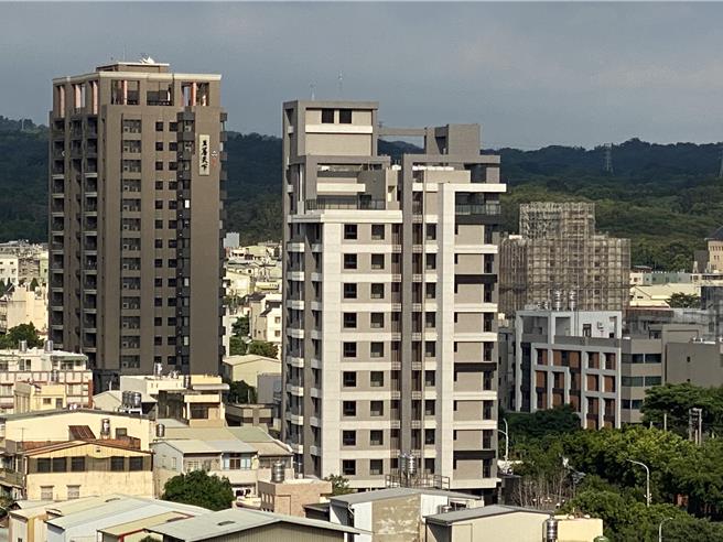 彰化县本季不动产买卖交易量、交易总金额受住宅大楼交易量增加影响，均较前面几季增加。（孙英哲摄）