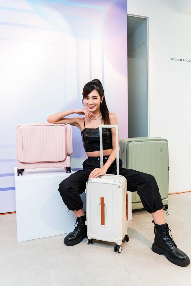 宏碁Acer Day活动期间购买指定商品，上网登录送行李箱。品牌也推出各式行李箱贩售。（石智中摄）