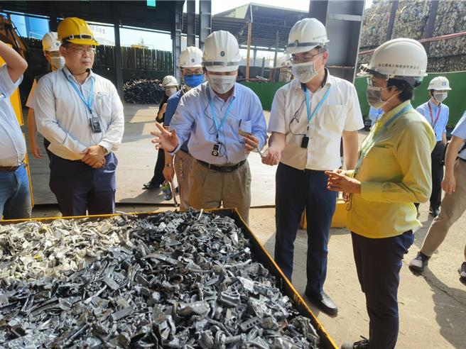 环境部长彭启明（右二）今天下午前往高雄市仁武区参访全台湾第一家民办民营的废机动车辆粉碎分类厂绿化环保工程公司及联福资源科技有限公司，彭启明表示，资源回收是国家在面对净零很重要的一环，希望明年有一个资源循环促进法，让这个产业能够蓬勃起来，既可以让环境更好，又可以创造产业。