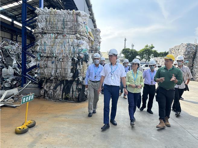 环境部长彭启明（前左一）今天下午前往高雄市仁武区参访全台湾第一家民办民营的废机动车辆粉碎分类厂绿化环保工程公司及联福资源科技有限公司，彭启明表示，资源回收是国家在面对净零很重要的一环，希望明年有一个资源循环促进法，让这个产业能够蓬勃起来，既可以让环境更好，又可以创造产业。
