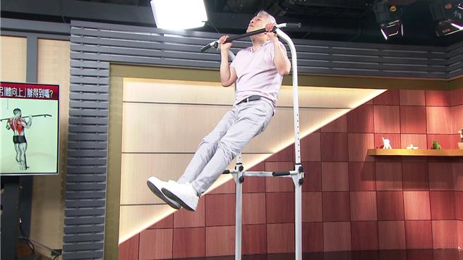 70歲的姜厚任體能維持極佳，輕輕鬆鬆就引體向上。（圖／年代提供）