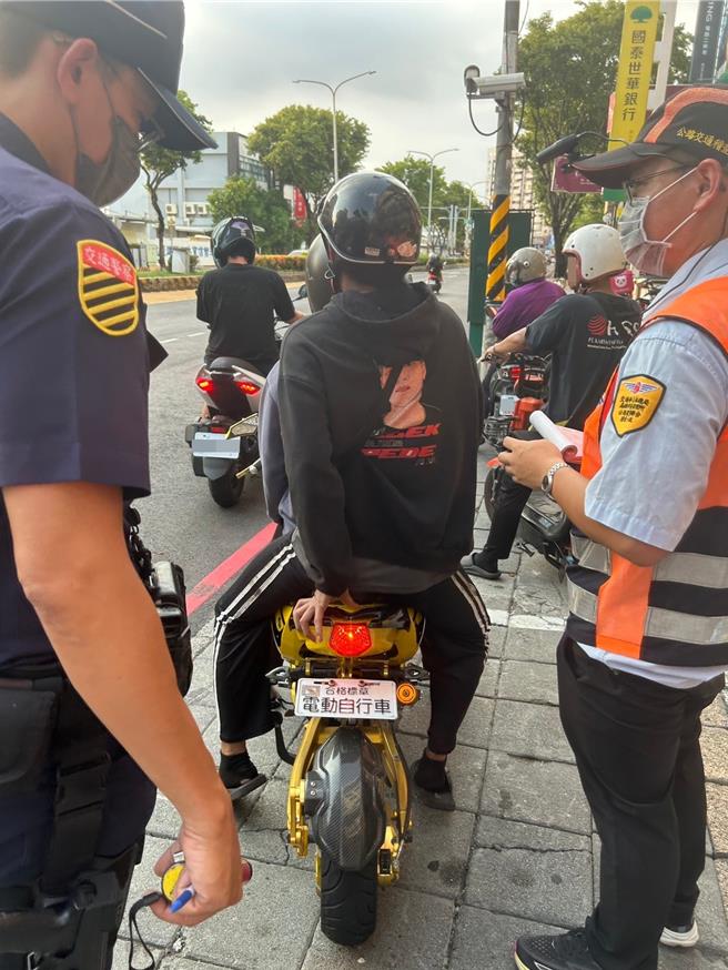 高雄市區監理所聯合交通大隊於日前到岡山稽查微型電動二輪車，並宣導應於期限內掛牌避免受罰。（高雄市區監理所提供／任義宇高雄傳真）
