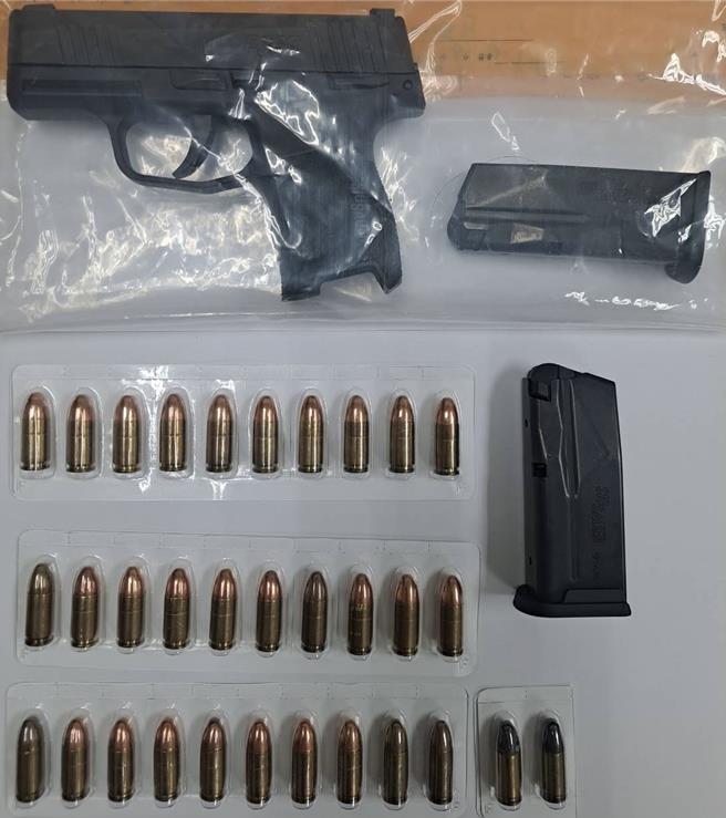 高雄市警局左营分局于19日凌晨与苓雅分局共同执行，成功查缉杨男到案，并起获制式手枪1枝、弹匣2个、子弹32发。（高雄市警方提供／林雅惠传真）