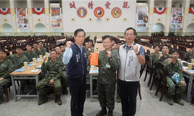 台北市政府兵役局長李治安18日在台北市軍人服務站長吳遠里陪同下，代表台北市長蔣萬安前往復興崗營區，為在召集前一週即已進駐準備的幹部們加油打氣。（兵役局提供／丁上程台北傳真）