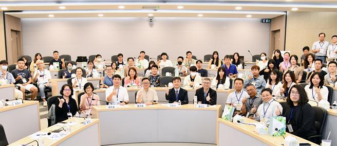 海基会19日举办第17届「台生研习营」，海基会副董事长兼秘书长罗文嘉（前左四）、陆委会副主委沈有忠（前左五）出席参与。（海基会提供）