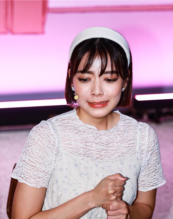 林雨宣作势哭泣开玩笑说自己今年工作少。（罗永铭摄）