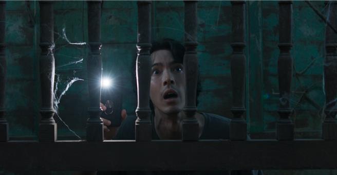 《哈啰！萌鬼屋》中沉迷电玩的单身废宅，意外继承一间闹鬼的破旧老宅。（威视提供）