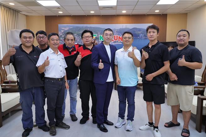 基隆市长谢国梁19日邀请青年机车行代表研商，倾听车行的心声，并研拟相关补助方案。谢强调将持续召开会议，盼能达成各方共赢。（基隆市政府提供／徐佑升基隆传真）