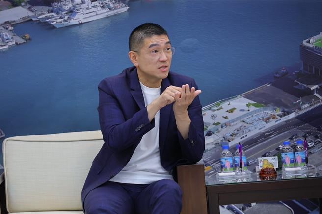 基隆市长谢国梁19日邀请青年机车行代表研商，倾听车行的心声，并研拟相关补助方案。谢强调将持续召开会议，盼能达成各方共赢。（基隆市政府提供／徐佑升基隆传真）