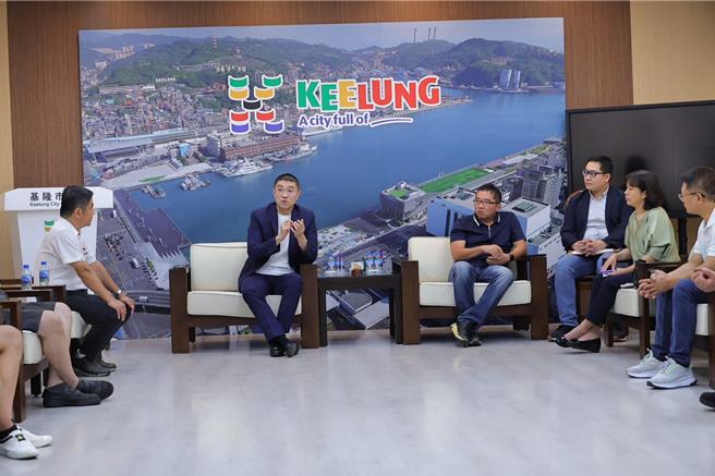 基隆市长谢国梁（左二）19日邀请青年机车行代表研商，倾听车行的心声，并研拟相关补助方案。谢强调将持续召开会议，盼能达成各方共赢。（基隆市政府提供／徐佑升基隆传真）