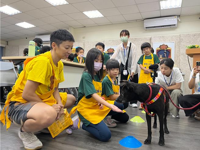 動保小小兵講師Summer指導同學與榮恩狗老師互動。（新北市動保處提供）