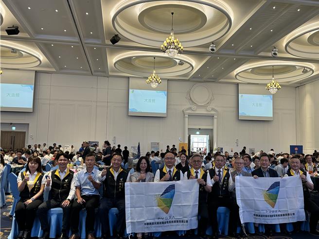 中华民国太阳光电发电系统商业同业公会（PVGSA）19日中午在台中市乌日区臻爱花园饭店登场，全台逾60家光电业者齐聚讨论光电议题。（潘虹恩摄）