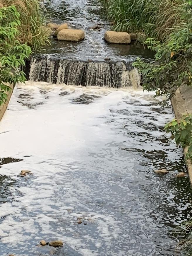 林口P07揚水站日前因壓力管破損造成汙水持續溢流到林口溪。（新北市議員李宇翔提供）