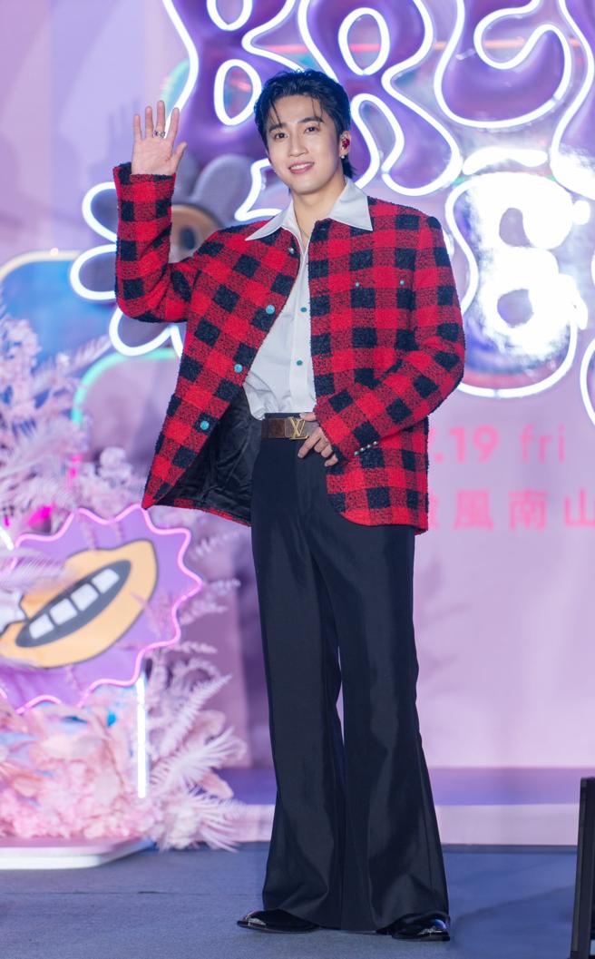 娄峻硕首度参与微风之夜，身穿LV秋冬红色格纹外套，搭配专属的麦克风与耳麦。（吴松翰摄）