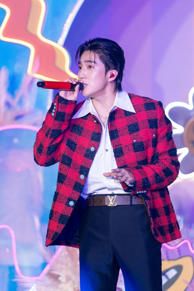 娄峻硕在微风之夜演唱。（吴松翰摄）