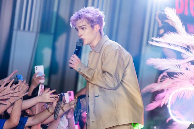 派俊伟于「2024微风南山夏夜祭」现场演唱，热情与歌迷互动。（吴松翰摄）