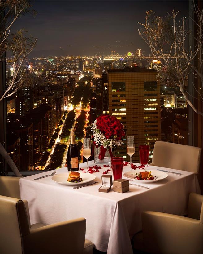 以美景佐餐，位于38楼的「马可波罗」义式料理餐厅，七夕情人节晚间套餐「爱在义起」，每位2880元加1成。(台北远东香格里拉提供)