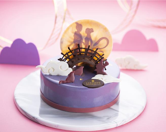 浪满精致的「鹊桥之恋」，以牛郎织女鹊桥相会的故事为灵感制作， 6吋售价1688元。(台北远东香格里拉提供)