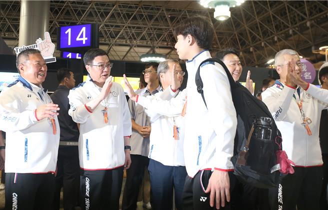 中華奧會主席林鴻道（左一）陪同行政院長卓榮泰（左二）前往桃園機場為選手加油打氣。（范揚光攝）