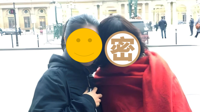 網友曬出約10年前與賈靜雯在巴黎的合照。（圖／翻攝自小紅書）