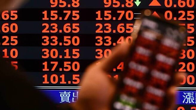 台股指数18日跌破月线，终场以下跌371点至23,398点作收，但小资族趁势抢上车，推升18日整体零股交易股数超过8,499万股。台股示意图。图／本报资料照片