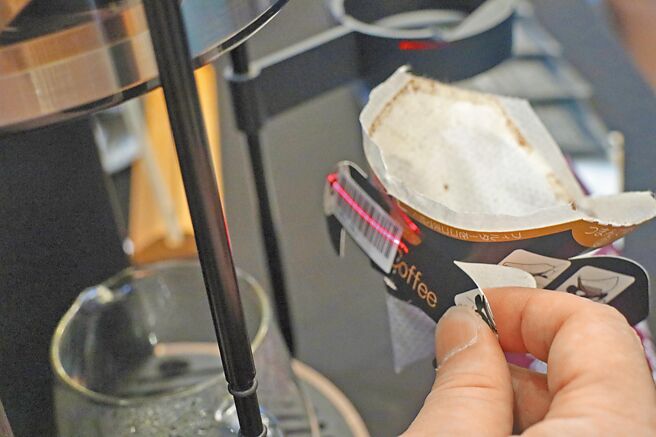 三商家購18日指出，上半年毛利率表現佳，主要是自有品牌「心樸市集」、「Simple Life」、「tgh」等新品上市，以及現做咖啡與茶飲挹注業績增長105％所致。圖／吳泓勳