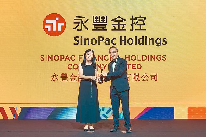 永豐金控喜獲五連霸成績，由財務長許如玫（左）代表領獎。圖／永豐金控提供