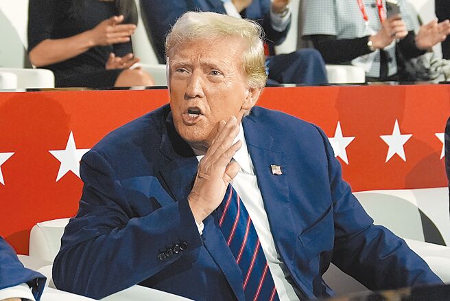 共和党总统候选人、前总统川普接受专访时提到，「Taiwan should pay us for defence」，被理解成是要台湾付保护费给美国，引起轩然大波。（美联社）