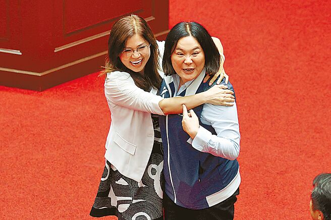 新住民基本法三讀通過時，民眾黨立委麥玉珍（左）衝向前與國民黨立委陳玉珍（右）相互擁抱。（本報資料照片）