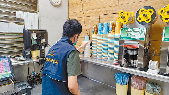 台中大甲区一间连锁手摇饮店传出男店员制作饮料时恶搞食材，台中市食安处派员前往稽查。（台中市政府提供／冯惠宜台中传真）