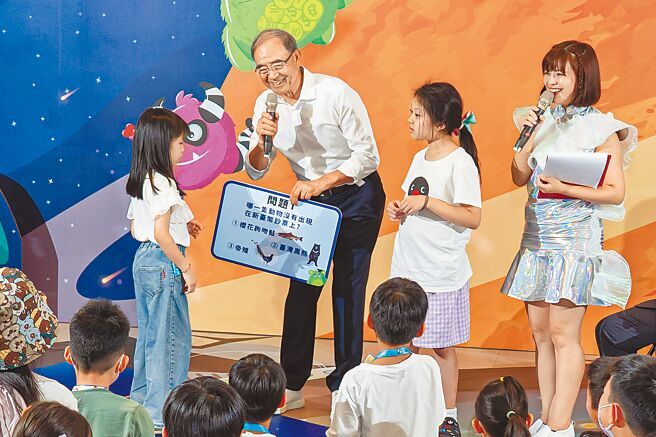 中國信託文薈館「錢的多重宇宙—五感體驗玩金融」18日舉辦特別活動，管理委員會主任委員陳國世（左二）化身中信號艦長與現場小朋友有獎徵答。（中信銀行提供）