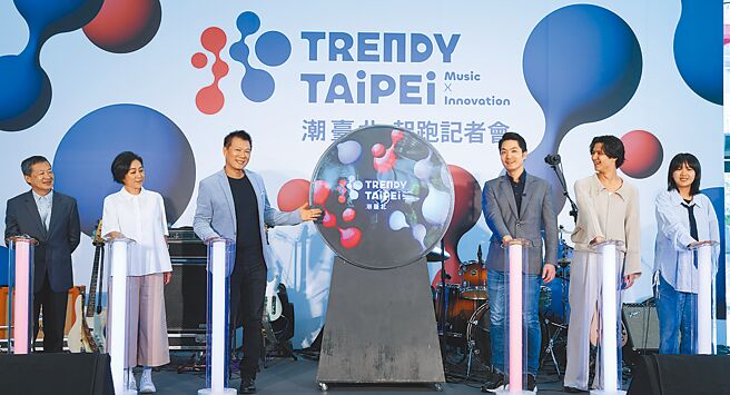 台北流行音乐中心响应「潮台北」系列活动，9月7、8日打造「JAM JAM ASIA」音乐节，台北市长蒋万安（右三）18日与台北流行音乐中心董事长黄韵玲（左二）、台北市文化局长蔡诗萍（左三）、日本乐团「Billyrrom」主唱（右二）与台湾乐团「温蒂漫步」团员（右一）一同出席活动起跑仪式。（陈俊吉摄）