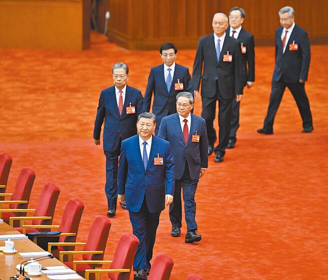 中共第20屆三中全會18日閉幕，《會議公報》強調要提高黨對進一步全面深化改革的領導水準，到2029年完成相關改革任務。圖為中共總書記習近平與其他6名政治局常委步入會場。（新華社）