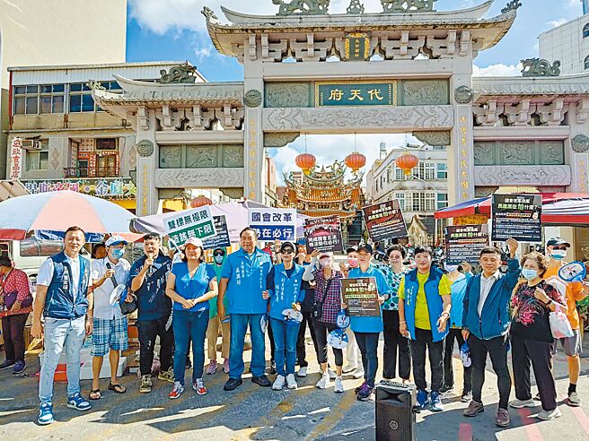 國民黨18日全國同步舉辦「支持國會改革、陽光照進國會」街頭宣講，金門縣黨部主委吳興邦（左五）號召黨內同志聚集在金城鎮東門代天府前廣場響應活動。「女戰神」立委陳玉珍（左四）也特別趕回金門共襄盛舉。（國民黨金門縣黨部提供／于家麒金門傳真）