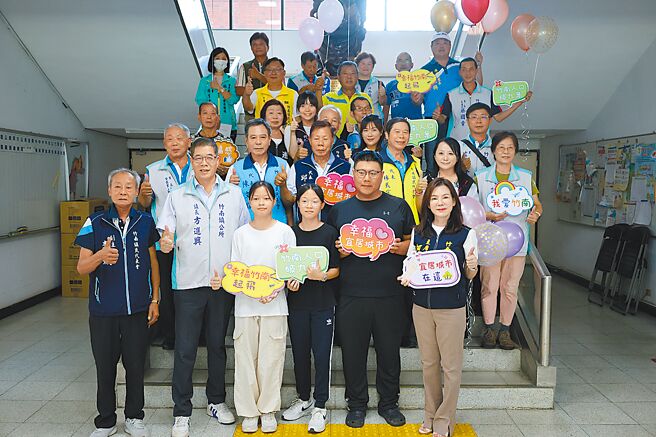 苗栗縣竹南鎮人口5月突破9萬大關，鎮長方進興（前排左二）18日頒獎給第9萬名鎮民張品涵（前排左四）。（謝明俊攝）