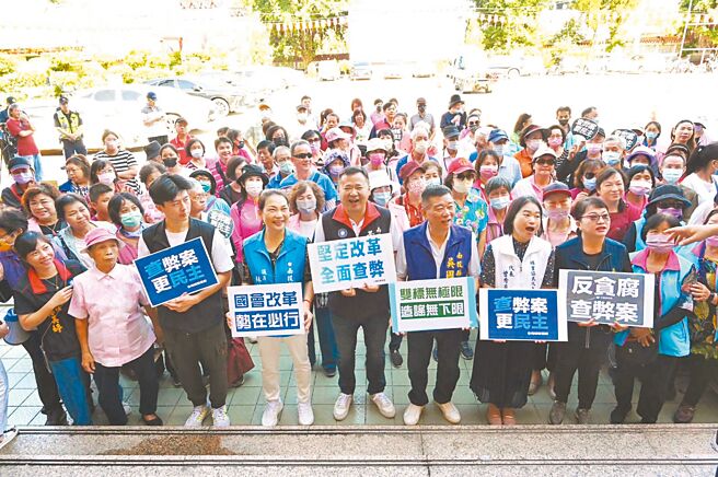 國民黨南投縣黨部18日上午在南投市、草屯鎮、水里鄉、竹山鎮及埔里鎮同步舉行街頭宣講快閃活動，要民眾支持國會改革。（國民黨南投縣黨部提供／楊靜茹南投傳真）