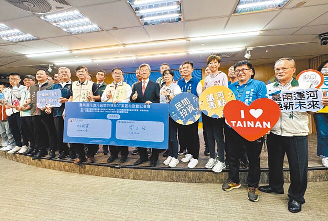 台南市長黃偉哲（第一排左五）18日宣布「台南運河遊河民間自提BOT案」招商成功，相信這項合作案將能讓運河的遊憩功能更上一層樓。（曹婷婷攝）