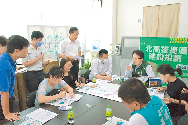 針對北高雄捷運路網規畫，民進黨立委邱志偉（右上）邀集交通部、高雄市捷運工程局及台南市捷運工程處研商。（邱志偉服務處提供／林瑞益高雄傳真）