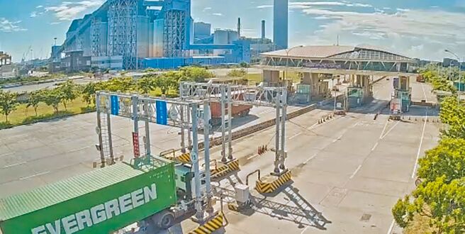針對高雄港區貨櫃車車流壅塞問題，港務公司強調會與高市府共同努力改善。圖為高雄港第六、七貨櫃中心管制站18日上午9時許即時影像。（港務公司提供／洪靖宜高雄傳真）