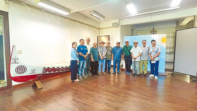 民间收藏家程正德（右五）于宜兰设立私人美术馆，藏品之一为出自达悟族文学家夏曼．蓝波安（右四）之手的拼板舟，考量其对于达悟族和南岛文化的重要性，18日无偿赠予台东大学南岛文化中心。（萧嘉蕙摄）