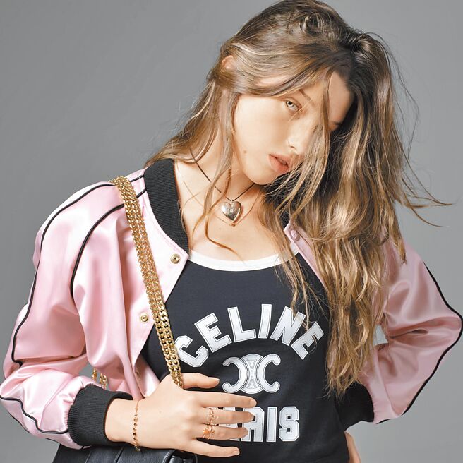 緞面夾克、圓領上衣與心形CŒUR TRIOMPHE項鍊成為近期女性最受歡迎的造型。（CELINE提供）