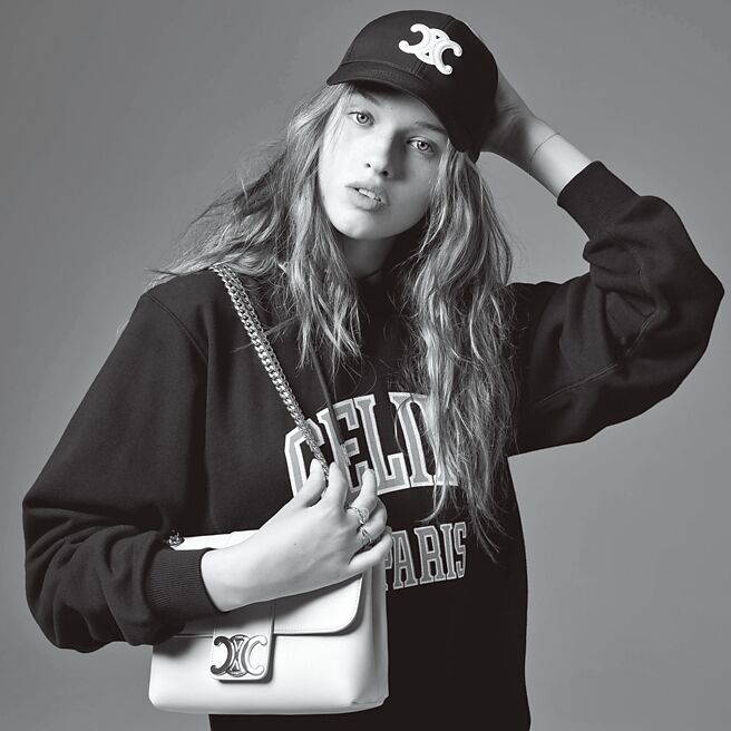 經典大學T搭配乾淨俐落的鴨舌帽，CELINE這季女裝呈現出青春的況味。（CELINE提供）