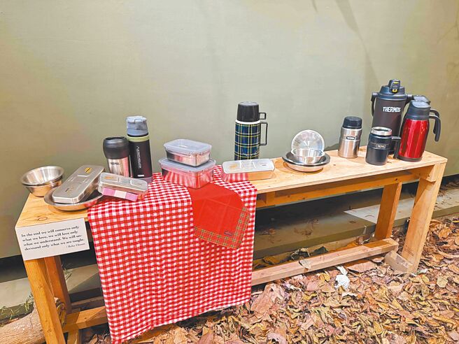 膳魔師120周年特展，現場以野餐和露營等情境，展出經典保溫商品。（古明弘攝）