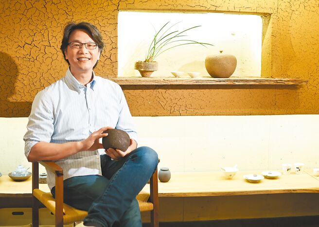 陶艺家林永胜喜欢观察日常，并把这些感动记录下来。（陈俊吉摄）