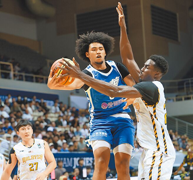 賀家兄弟檔賀丹（左）強勢切入籃下得分，全場攻下11分，幫助中華隊輕鬆擊敗馬來西亞強勢奪下5連勝。（中華籃協提供）
