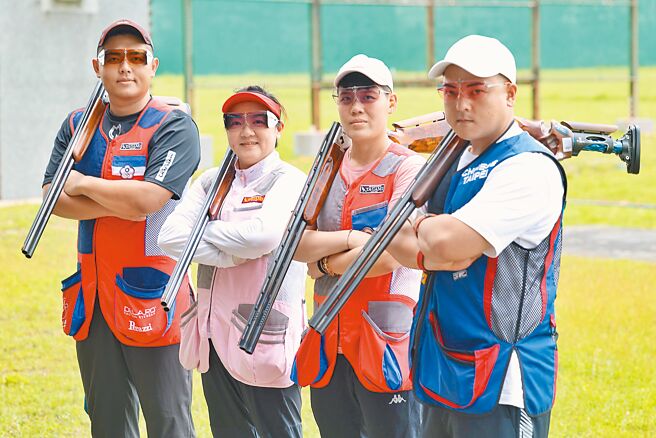 中華隊射擊隊男子不定向飛靶選手楊昆弼（左起）、女子不定向飛靶選手林怡君、劉宛渝、男子定向飛靶選手李孟遠力拚奪牌。（本報資料照片）
