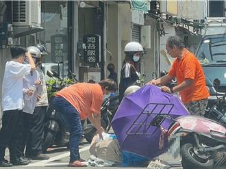 短裙妹车祸摔车！好心路人撑伞盖衣 防晒防走光