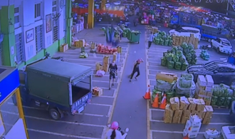 三重果菜市場工安意外  屋頂施工踩空墜落！壓傷下方清潔工