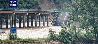 陕西柞水爆发山洪一大桥垮塌11人遇难   仍有30余人失联