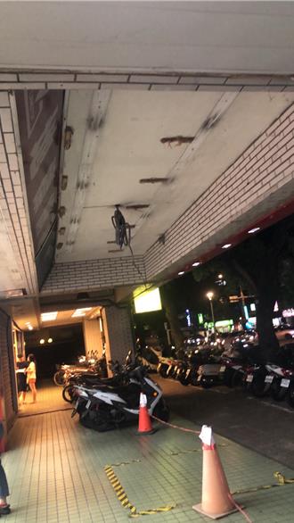 士林通訊行騎樓天花板突坍塌 建管處要查了